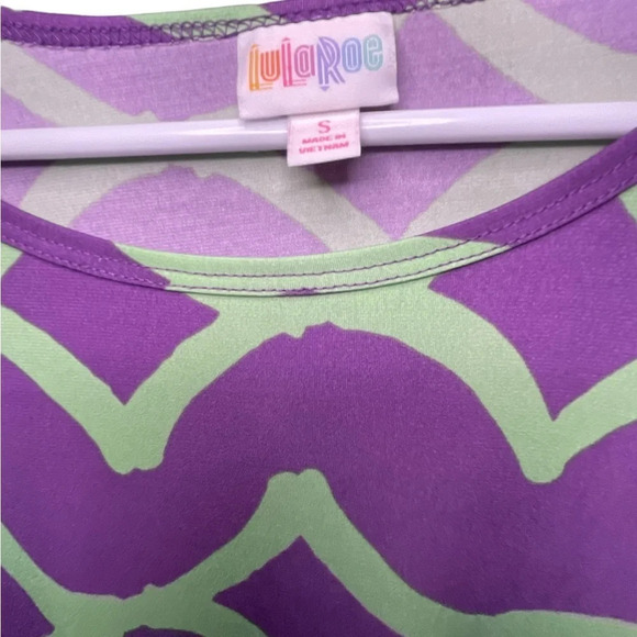 LuLaRoe Purple Green Printed Irma Top Short Sleeve High Low Casual Size Small - Picture 3 of 5